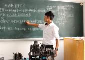 為同學講授發動機原理。
