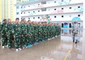 軍訓(xùn)慢慢步入正軌，我們的少年即將開(kāi)始接受洗禮，沒(méi)有人會(huì)因?yàn)檐娪?xùn)苦或累而退縮，因?yàn)檫@些少年們內(nèi)心深處都藏著一個(gè)真正男子漢，不喊苦不叫累。