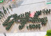 每天除了踢正步、站軍姿、練軍體拳外，還為軍訓(xùn)匯報(bào)表演準(zhǔn)備了精彩的隊(duì)形表演，一遍又一遍的拉練著。