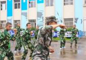 軍體拳，是軍訓(xùn)少不了的一大重要課程，認(rèn)真受教的教官，一遍又一遍打著軍體拳每一個(gè)動(dòng)作。