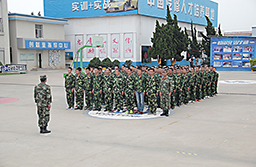 一排排、一列列整齊的隊列，軍訓開始啦。