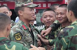 軍訓結束了，真舍不得你們走。