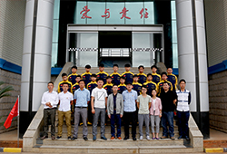 結(jié)業(yè)典禮之后，委培班的學(xué)子和學(xué)校老師和企業(yè)領(lǐng)導(dǎo)合影。