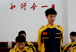 畢業(yè)學(xué)子在結(jié)業(yè)典禮上做簡(jiǎn)單的匯報(bào)和表達(dá)對(duì)云南萬通和各位老師的感激之情。