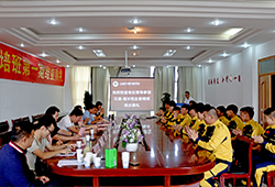 結(jié)業(yè)典禮開始，學(xué)生們用熱烈的掌聲歡迎老師和企業(yè)領(lǐng)導(dǎo)就坐。