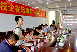 企業(yè)的領(lǐng)導(dǎo)在熱心的給我們建議和社會(huì)的經(jīng)驗(yàn)。
