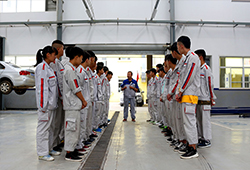 參觀之前，北京現代的車間主管周主管在和我們介紹參觀路線。