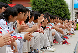 在旁邊觀看比賽的時候也積極給比賽的小伙伴們加油。